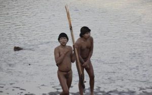 Two members of a previously uncontacted tribe stand on the bank of the Envira river - ΝΕΑ Τηλεόραση Κρήτης