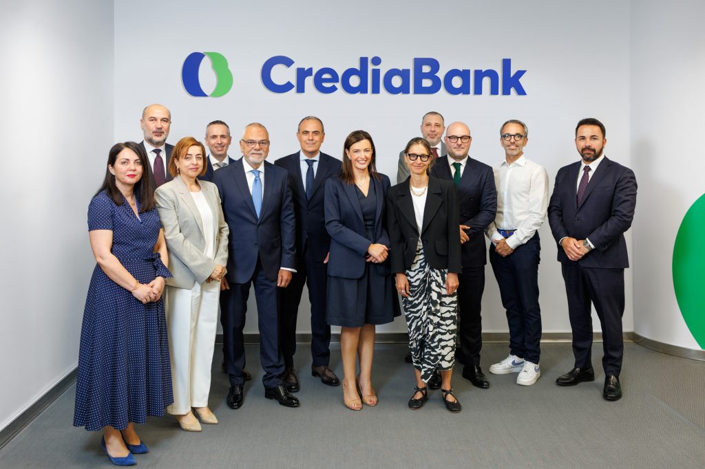 Από αριστερά προς τα δεξιά): Δήμητρα Βουρνά, Chief Operating Officer CrediaBank – Θανάσης Κασαπίδης, Ηead of Product CrediaBank - Sophie Dimopoulou, Head of Distribution Luxembourg & Eastern Mediterranean Countries at BNP Paribas Asset Management – Βασίλης Λιαρίκος, Head of Individual Segments CrediaBank - Χάρης Μυγδάλης, Chief Information & Digital Officer CrediaBank – Στυλιανός Ηλιάδης, Chief Retail Banking & Wealth Management Officer CrediaBank - Ελένη Βρεττού, CEO CrediaBank - France Germani, Head of BNP Paribas Asset Management Select Business – Θανάσης Σταθάς, Acting Chief Financial Markets Officer CrediaBank - Remi Lambert, Chief Investment Officer of BNP Paribas Asset Management Select Business - Laurent Bodson, CEO & Co-founder of Gambit Financial Services – Βαγγέλης Κανέλης, Chief Strategy Officer CrediaBank